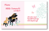 ピアノ名刺デザイン。フローラルピンクの中にピアノを弾く柴犬を配置。優しく、女性らしいデザイン